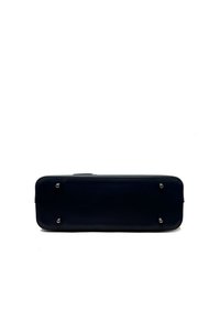 Námorně modrá kožená taška obdélníkového tvaru, se špičkovými nohami na dně pro stabilitu a hladkým, strukturovaným povrchem.