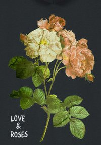 Il capo nero presenta un'illustrazione floreale con due rose rosa e foglie verdi. Il testo recita "AMORE & ROSE" in lettere bianche e grasse.