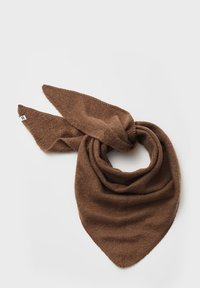 Foulard triangolare marrone realizzato in tessuto morbido e strutturato con un nodo al centro e punte appuntite, caratterizzato da una piccola etichetta del marchio su un lato.