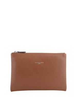 Pochette en cuir marron texturé avec fermeture éclair et petit logo argenté centré sur le devant sur fond blanc.