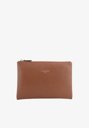 Pochette en cuir marron texturé avec fermeture éclair et petit logo argenté centré sur le devant sur fond blanc.