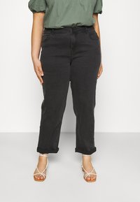 Jeans de denim negro con un ajuste relajado y puños enrollados, que cuentan con un diseño clásico de cinco bolsillos y detalles de costura sutiles.