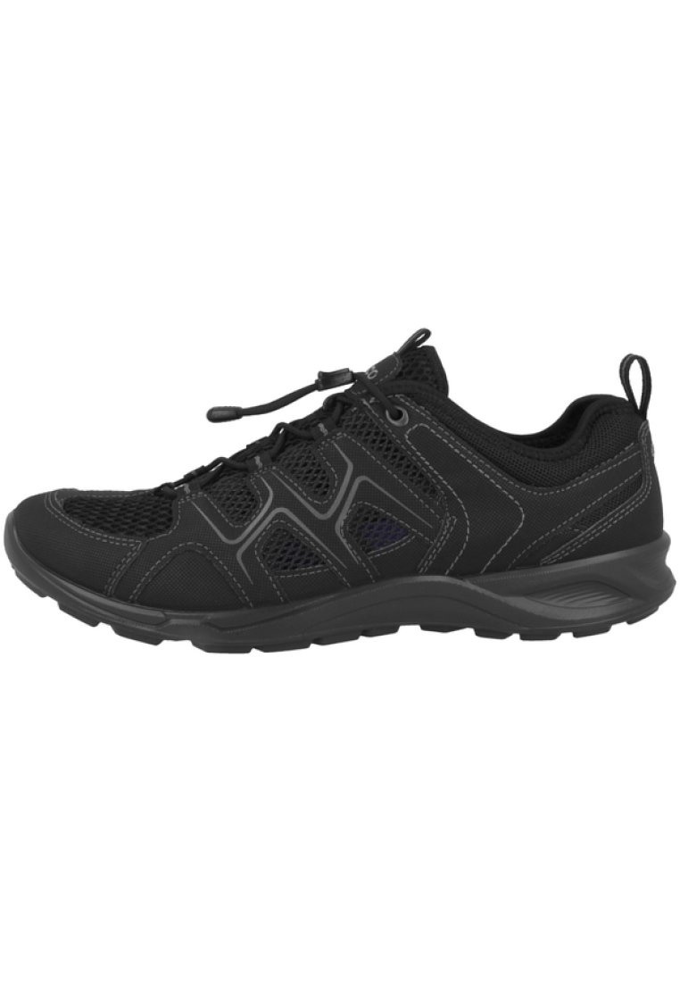 Chaussure de sport noire avec panneaux en mesh, fermeture à lacets à verrouillage rapide, col rembourré et semelle en caoutchouc texturée, vue de côté.