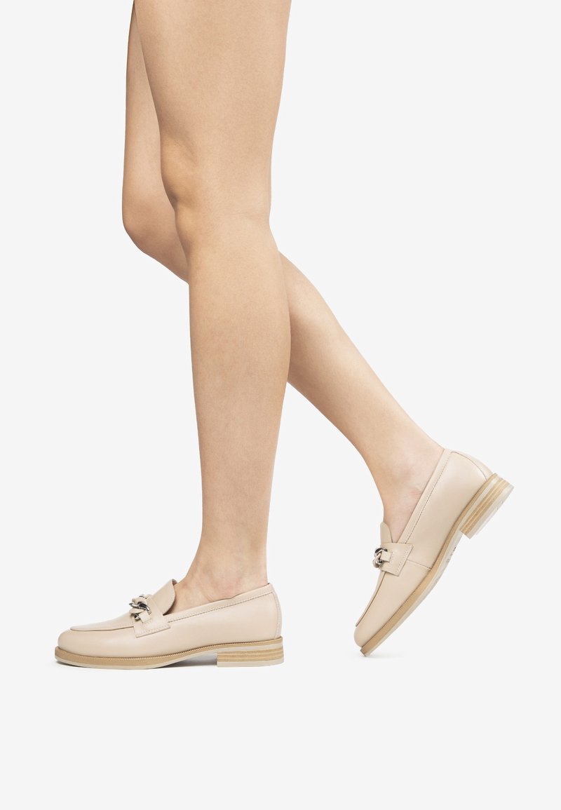 Beige læder loafers med rund tå, dekorativt hardware på forsiden og en lys trætekstureret sål. Ingen synlige mønstre.