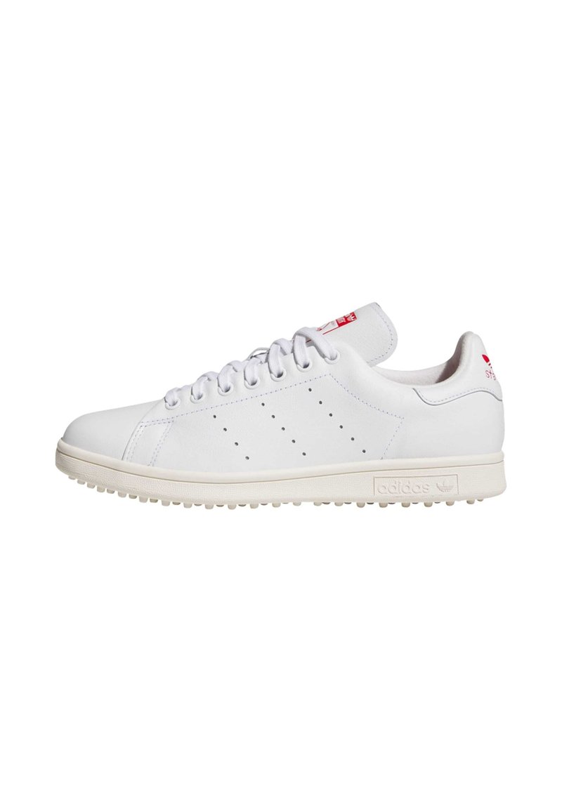 Vit lädersneaker med låg profil, rund tå och texturerad gummisula. Har perforerade detaljer och röd logotyp på plösen.