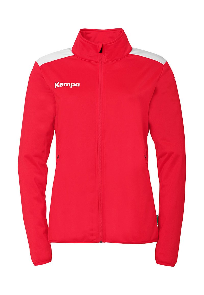 Rød sportsjakke med hvide skulderdetaljer, fuld lynlås foran, stående krave og et logo på venstre bryst. Lavet af glat stof.