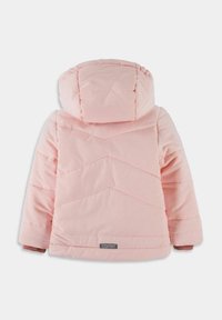 Różowa kurtka puchowa z kapturem, ozdobiona pikowanym wzorem w jodełkę, z prążkowanymi mankietami i małą metką z logo na dole. Miękki, pikowany materiał.