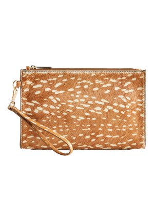 Pochette bracelet marron avec motif blanc tacheté et une sangle de poignet attachée à un fermoir et une fermeture éclair dorés.
