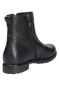 Stivaletto in pelle nera con punta arrotondata e zip laterale. Presenta una superficie testurizzata e una suola in gomma piatta con scanalature orizzontali.