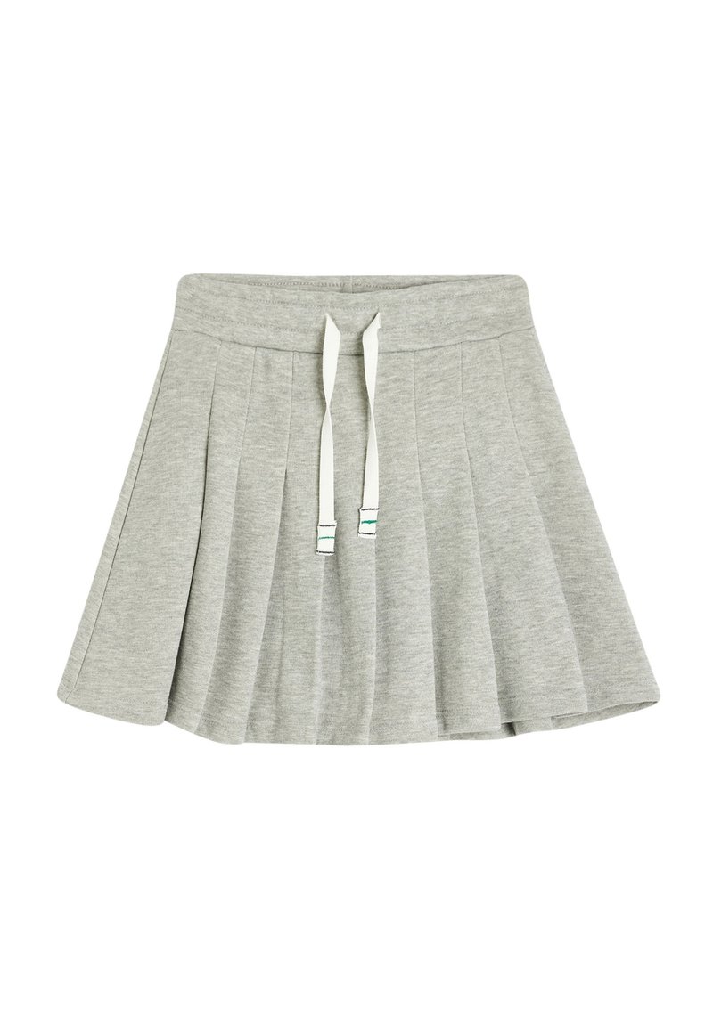 Falda gris con pliegues, hecha de una tela suave, que presenta una cinturilla elástica ancha y cuerdas blancas con costuras de acento verde.