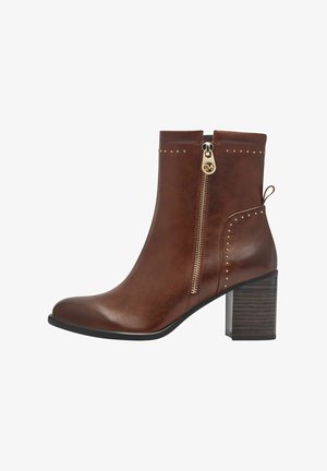 Botine din piele maro cu fermoar lateral, accesorii din metal auriu, cu ținte pe partea superioară și un toc texturat, masiv.