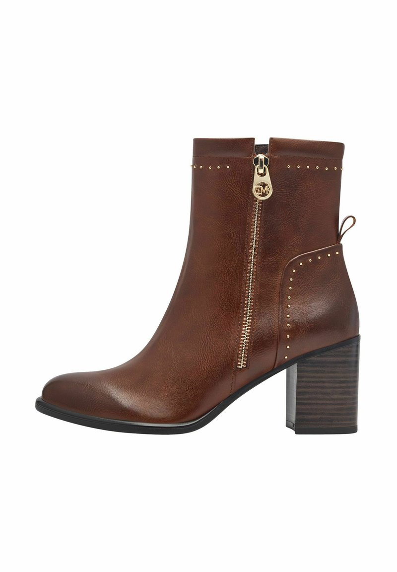 Bottines en cuir marron avec une fermeture éclair sur le côté, quincaillerie dorée, clous le long du haut et un talon texturé épais.