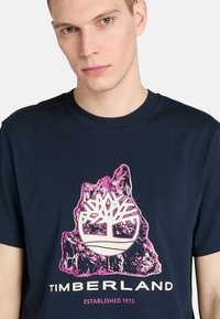 Timberland FRONT SEASONAL TREE LOGO GRAPHIC TEE - Camiseta estampada - navy