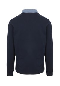 Dunkelblaues Langarm-Polohemd mit einem hellblauen Kragen, aus weichem Stoff. Hat ein schlichtes Rückendesign und elastische Bündchen.