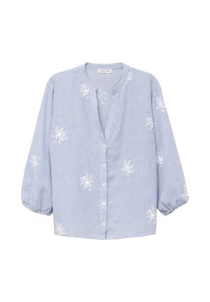 Blouse boutonnée à rayures bleu clair avec manches bouffantes trois-quarts et broderie florale blanche dispersée sur le tissu.