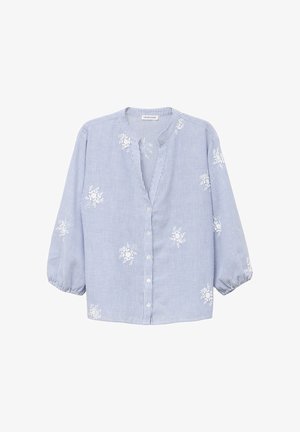 Blouse boutonnée à rayures bleu clair avec manches bouffantes trois-quarts et broderie florale blanche dispersée sur le tissu.