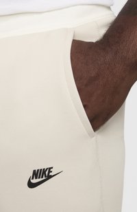 Nike Sportswear Jogginghose - light orewood brown sail black