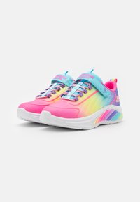 Farverige sneakers med en gradient af pink, gul og blå, med en mesh-overdel, snørebånd og en hvid sål med multicolore accenter.