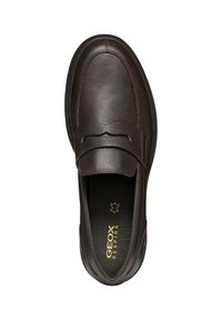 Mocasines de cuero marrón con una textura suave, costura decorativa y suela de goma. Presentan la marca "GEOX RESPIRA" en dorado en su interior.