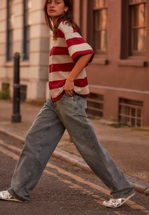 Next RELAXED FIT CREW NECK - Tričko s potlačou - red grey stripe