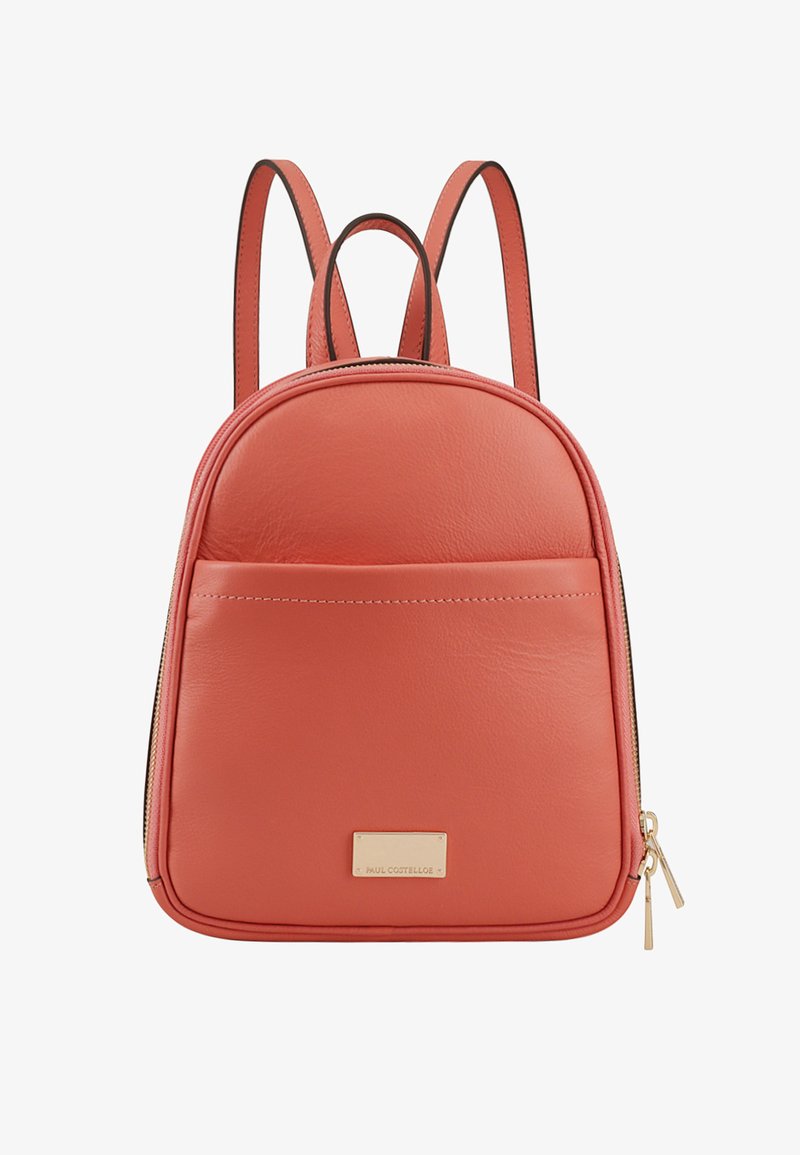 Koraal leren rugzak met een ronde vorm, voorzak met rits en gouden hardware label. Voorzien van verstelbare schouderbanden en een gladde textuur.