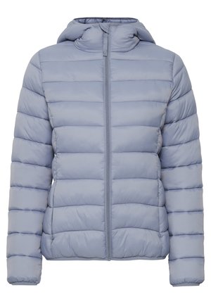 Giacca a vento azzurro chiaro con cappuccio, caratterizzata da pannelli trapuntati orizzontali, una cerniera frontale e polsini elasticizzati. Texture liscia e lucida.