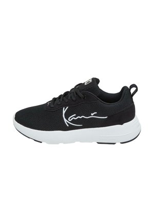 Czarny lekki sneaker z białą podeszwą, cholewką z siateczki, sznurowadłami i białym charakterystycznym logo z boku, zaprojektowany do codziennego noszenia.