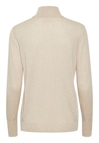 Vaaleanbeige neulepusero, jossa on korkea kaulus ja pitkät hihat. Tasainen rakenne, ribbireunat hihansuissa ja helmoissa. Yksinkertainen, muotoiltu malli ilman kuvioita.