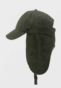 Olivno zelena bejzbol kapa z odklopnim podaljšanim ovratnikom, izdelana iz trpežne tkanine; ima nastavljiv trak in prezračevalne luknje.
