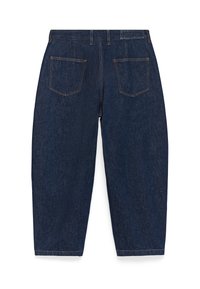 Mörkblå denimbyxor med lös passform, fem fickor och kontrasterande sömdetaljer. Rak ben med uppvikta fållar.