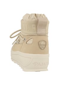 Stivale impermeabile beige con colletto imbottito morbido, chiusura con lacci, suola in gomma e patch con logo sul lato. Materiali in suede testurizzato e nylon.