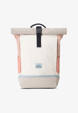 Plecak typu roll-top w kolorach kremowym, różowym i jasnoniebieskim. Wykonany z trwałego materiału, posiada górny uchwyt, regulowane szelki oraz zasuwaną kieszeń.
