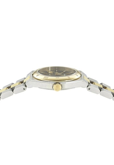 Slanke metalen polshorloge in twee tinten met een gouden rand, zwarte wijzerplaat, Romeinse cijfers en een schakelband, weergegeven vanuit zijaanzicht.