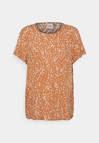 Pomarańczowa bluzka z krótkim rękawem w biały cętkowany wzór, okrągły dekolt, luźny krój i miękka faktura materiału. Metka widoczna wewnątrz.