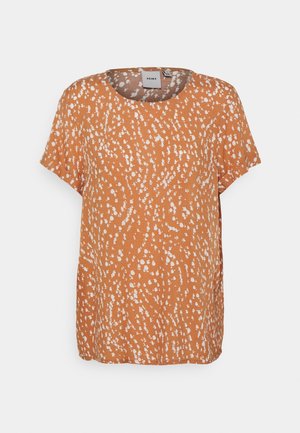 Blusa arancione a maniche corte con motivo a pois bianchi, scollo rotondo, vestibilità ampia e texture in tessuto morbido. Etichetta visibile all'interno.