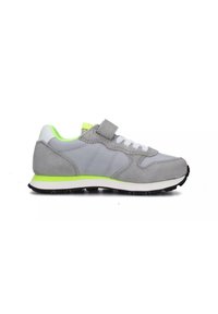 Scarpa sportiva grigia con tomaia in suede e rete, lacci bianchi, dettagli verde neon e una fascia in velcro. Suola in gomma nera con trazione.