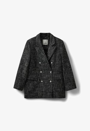 Čierno-biely textúrovaný dvojradový blazer so šiestimi striebornými gombíkmi a klopami, položený na bielom pozadí.