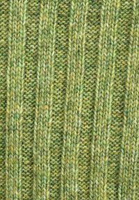 Grüner gestrickter Stoff mit wechselnden Rippenmustern und unterschiedlichen Grüntönen, der eine weiche und strukturierte Optik aufweist.