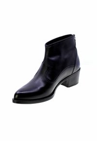 Stivaletto in pelle nera con punta affusolata e tacco a blocco di altezza media. Presenta una zip laterale e una texture liscia e elegante.