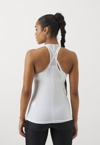 Weißes Sporttanktop mit Netzstruktur, ausgestattet mit einem Racerback-Design und geschichteten Trägern. Der glatte Stoff und die minimalen Nähte steigern den Tragekomfort.