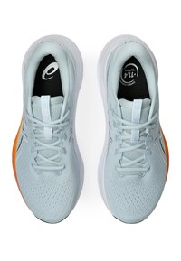 Lyseblå løbesko med hvide såler, snørerne bundet, orange detaljer på hælene og sorte indlægssåler med brandlogoer.