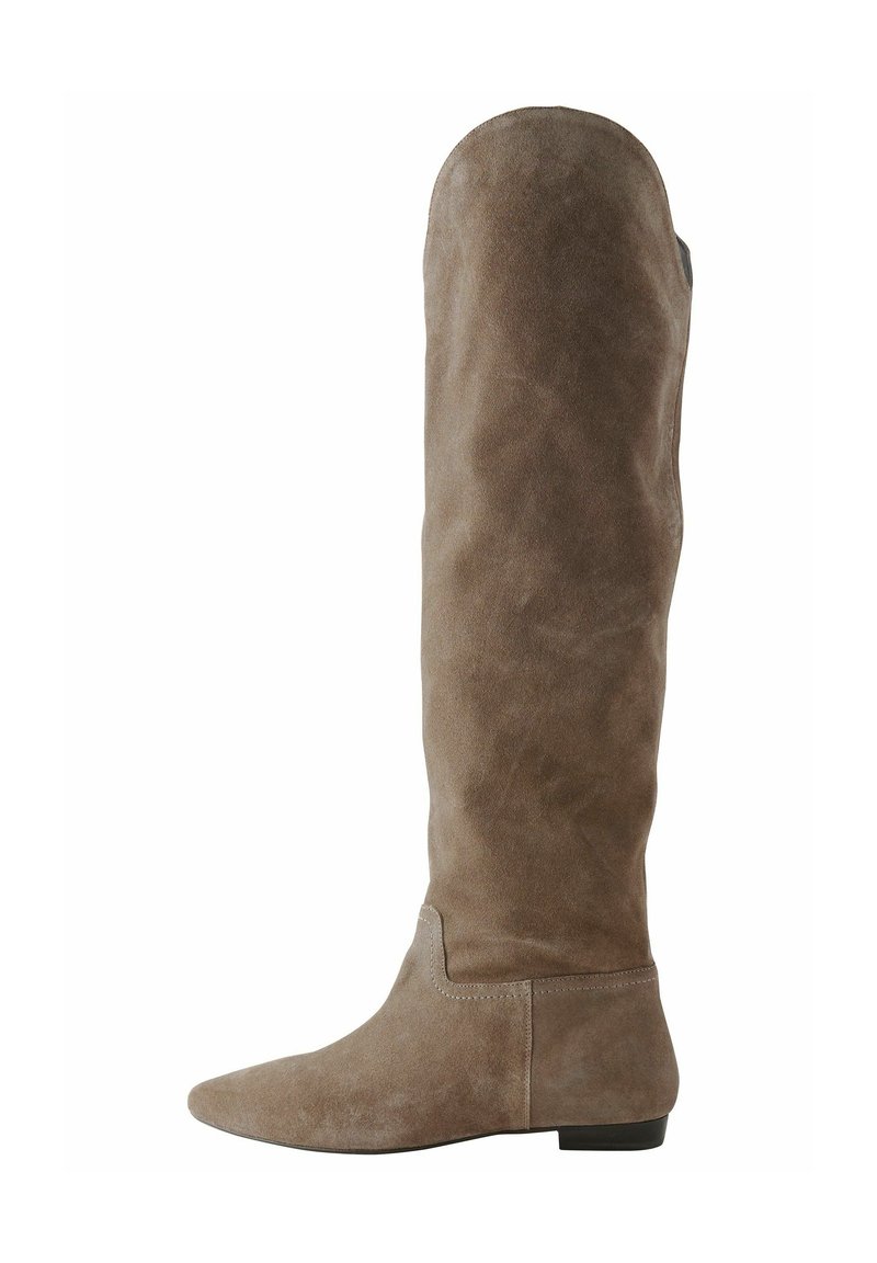 Bota de ante en tono topo, hasta la rodilla, con punta afilada y suela plana; presenta una textura suave y un sutil detalle de costura a lo largo del costado.