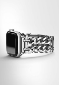 Srebrny smartwatch ze stali nierdzewnej z czarnym ekranem i bransoletą w stylu ogniw łańcucha. Posiada okrąły przycisk boczny i polerowane wykończenie.