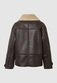 Giubbotto in pelle marrone con colletto in shearling beige. Presenta una forma squadrata, cuciture visibili e dettagli con cinture regolabili sui polsini.