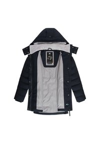 Tengerészkék pufi dzseki fehér belső béléssel, kapucnival és patentgombokkal. Belső címkéje grafikai elemekkel és egy akasztó hurokkal rendelkezik.