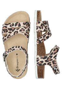 Sandalias de estampado de leopardo con tiras cruzadas en rosa y negro, plantilla de corcho, suela de goma blanca y detalle de hebilla ajustable.
