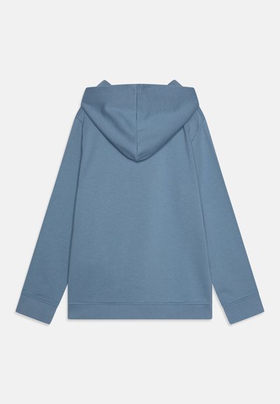 Šviesiai mėlynas gaubtas džemperis, pagamintas iš minkštos medžiagos. Turi ilgas rankoves, paprastą dizainą ir siūlęs apvadas. Nėra matomų logotipų ar raštų.