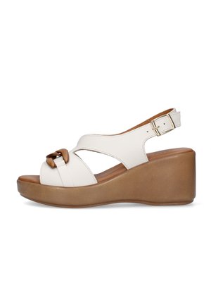 Sandalo zeppa in pelle bianca con suola platform marrone, punta aperta, fibbia decorativa in legno e cinturino regolabile alla caviglia con fibbia dorata.