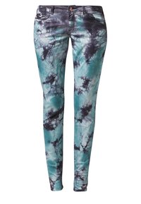 Un jean skinny avec un motif tie-dye aux nuances de bleu canard et noir. Matériau en denim avec cinq poches et une fermeture à bouton à l'avant.