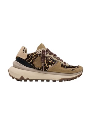 Sneaker beige e marrone con stampa leopardata, dettagli in suede, suola bianca spessa e lacci in velluto marrone, vista laterale su sfondo bianco.